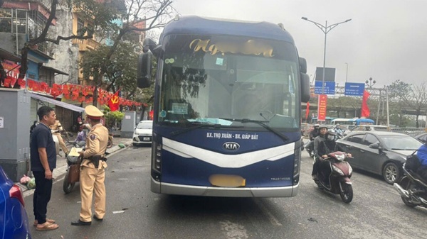 Qua đường dây nóng, Công an Hà Nội xử lý 76 vi phạm vận tải hành khách. Ảnh: CAHN
