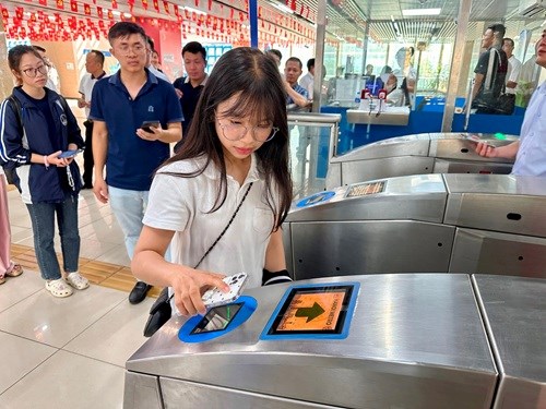 Hanoi Metro welcomes more than 243,000 passengers during Tet, an increase of over 32%. Photo: Minh Hanh