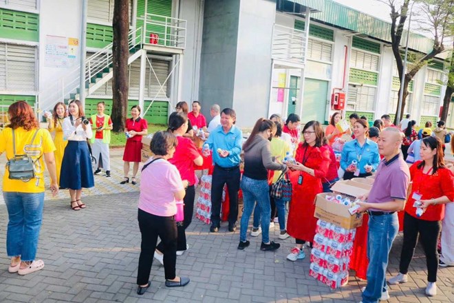 Pou Chen Vietnam Co., Ltd. went to the gate to give cakes and milk to welcome workers back to work after the Tet holiday. Photo: Ha Anh Chien
