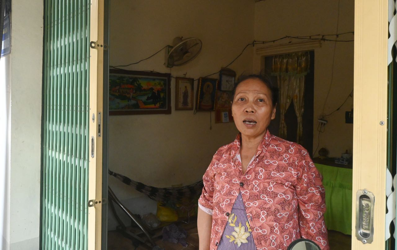 Người dân phấn khởi dọn về nơi ở mới sau nhiều năm sống trong cảnh lo sạt lở. Ảnh: Thành Nhân