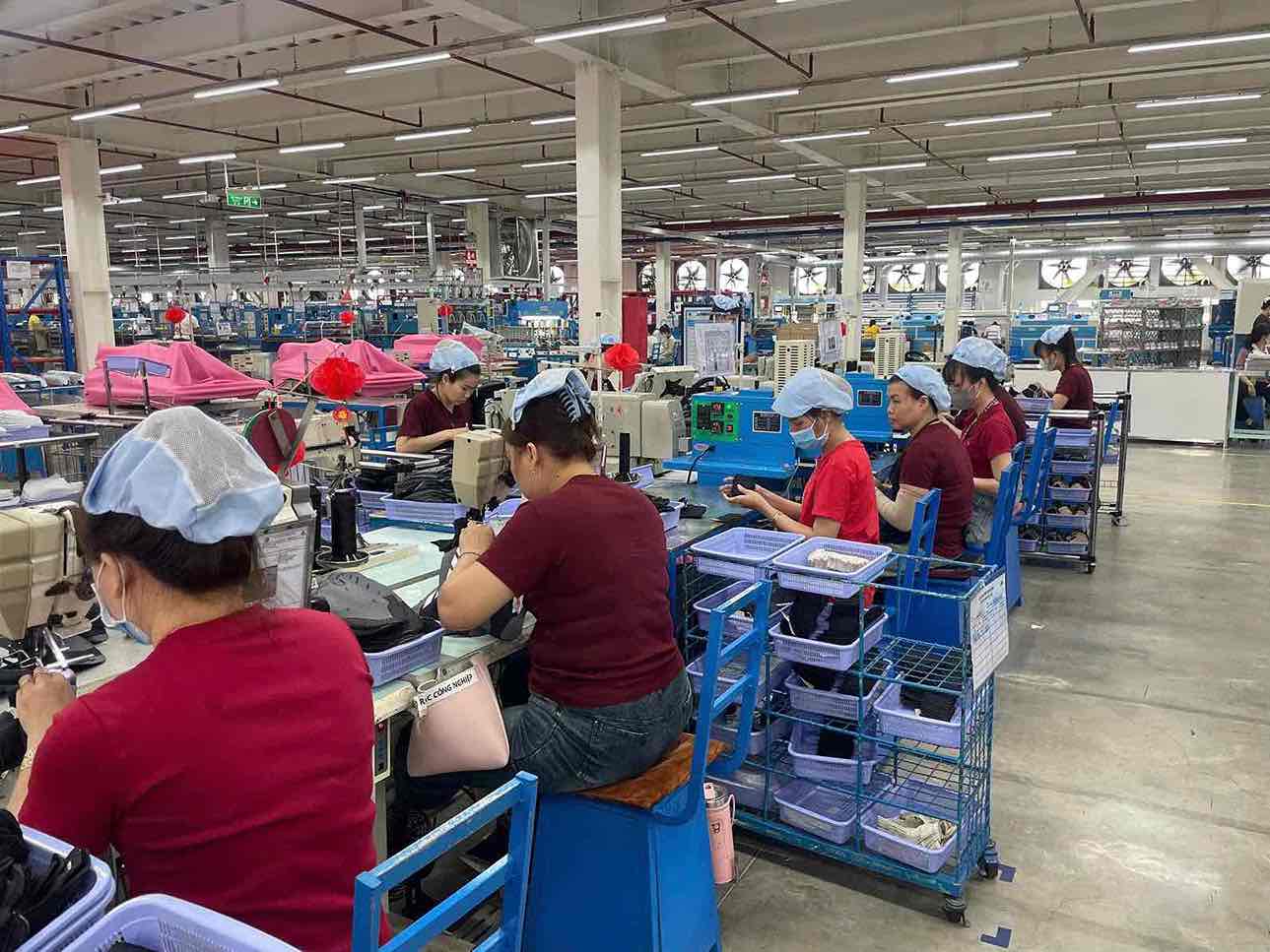 Workers of Pou Phong Vietnam Co., Ltd. on the first working day after the Tet holiday. Photo: HAC