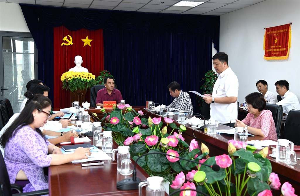 Director of Ca Mau Provincial Department of Home Affairs reports on the election of the National Assembly and People's Council to the working delegation. Photo: Hong Nhung.