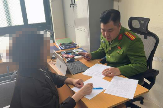 Công an phường Hoàn Kiếm làm việc với chủ cơ sở kinh doanh nhà nghỉ ở phố Ấu Triệu. Ảnh: iHanoi 