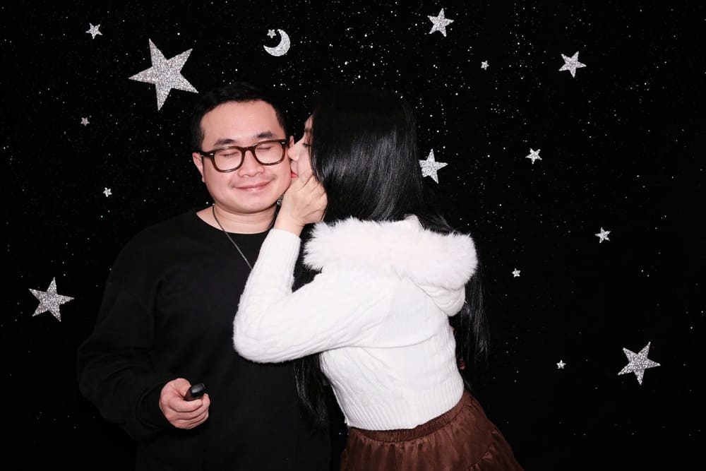 Photobooth is one of the interesting activities to connect couples' feelings on the occasion of 8. 3. Photo: Tuan Dat