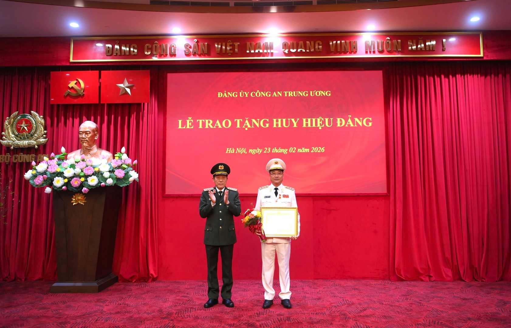 On behalf of the Central Public Security Party Committee, Minister Luong Tam Quang attached the Party Badge, presented the Certificate and presented flowers to congratulate Deputy Minister Pham The Tung. Photo: Ministry of Public Security