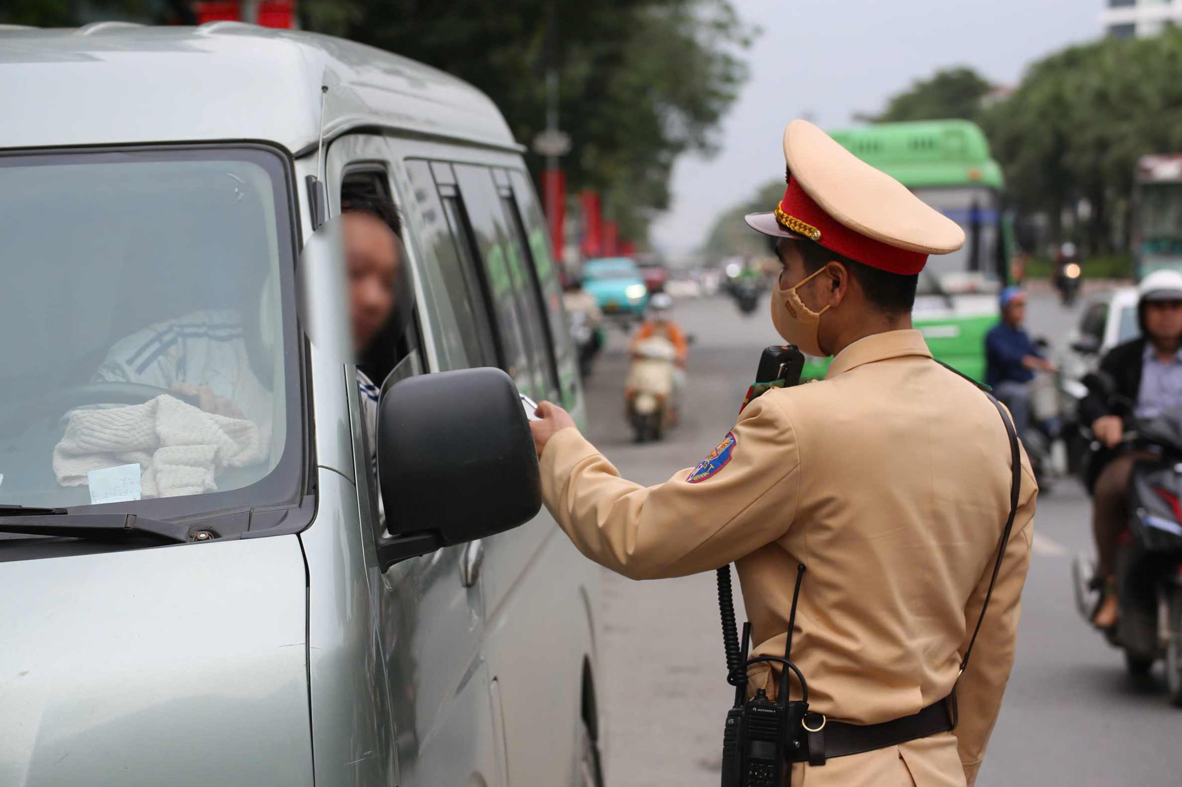Việc kiểm soát nồng độ cồn được thực hiện với cả người điều khiển xe môtô, ôtô. Ảnh: Thái Hưng