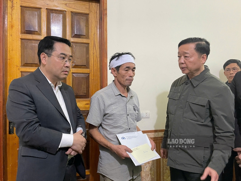 Deputy Prime Minister Tran Hong Ha visits and encourages families of victims who died in the boat capsizing on Thac Ba Lake. Photo: Van Duc.