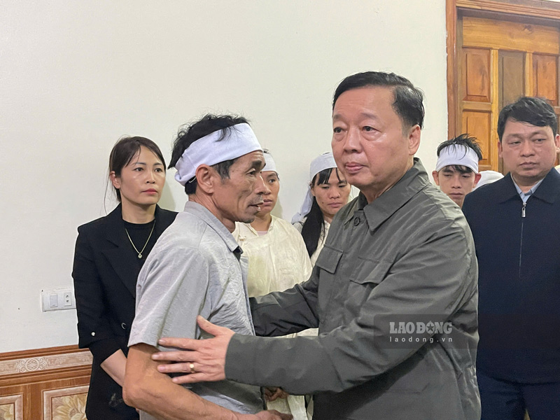 Phó Thủ tướng cùng đoàn công tác thắp hương tưởng niệm và