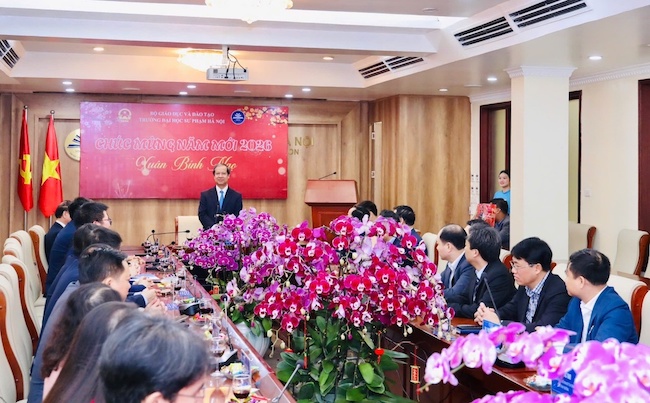 Bộ trưởng Nguyễn Kim Sơn chúc mừng năm mới Trường Đại học Sư phạm Hà Nội. Ảnh: MOET  