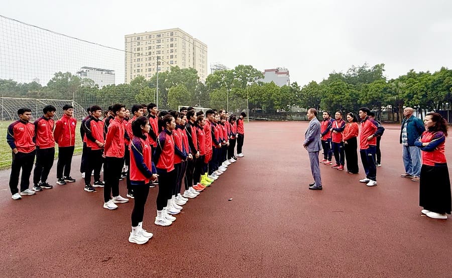 The Vietnamese athletics team takes the field to practice after the Tet holiday has ended. Photo: Hoai Viet