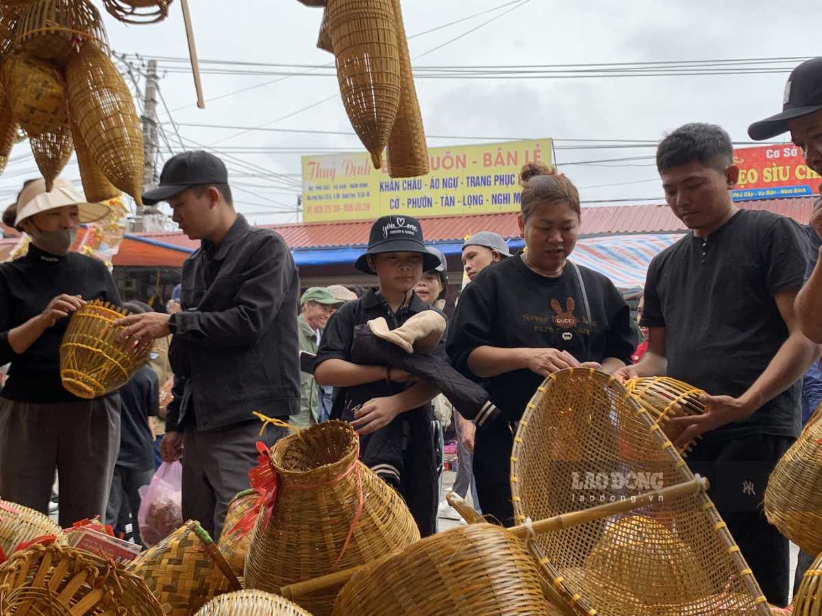 Người dân chen chân “mua may, bán rủi” sớm ngày hội chính. Ảnh: Lương Hà