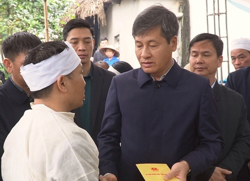 Phó Chủ tịch UBND tỉnh Ngô Hạnh Phúc thăm hỏi, động viên gia đình các nạn nhân trong vụ lật tàu trên hồ Thác Bà. Ảnh: Thúy Quỳnh