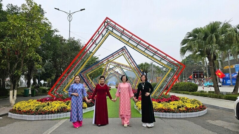 Tourists check-in at the Lang Son spring flower street area. Photo: Khanh Linh