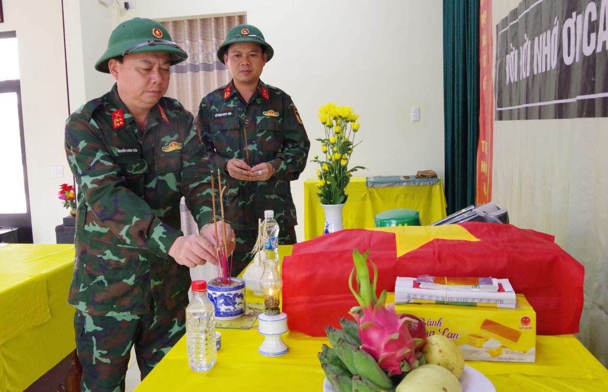 The working delegation of Division 968 offers incense to the remains of martyrs who have just been gathered. Photo: Division 968