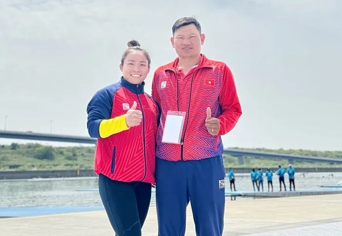 Nguyen Thi Huong and coach Luu Van Hoan of the Vietnamese canoeing team. Photo: Luu Hoan