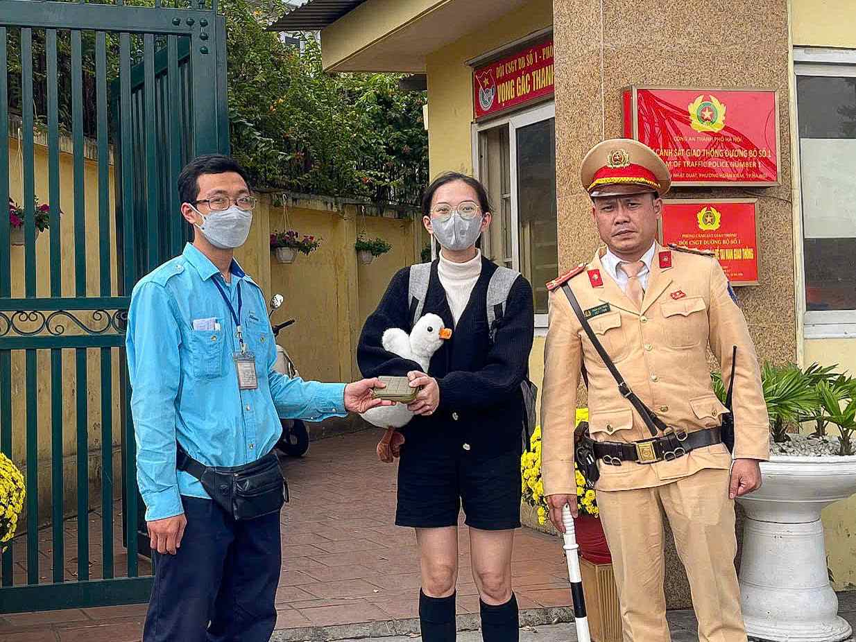 The girl receives her forgotten property back in the bus. Photo: Road Traffic Police Team No. 1