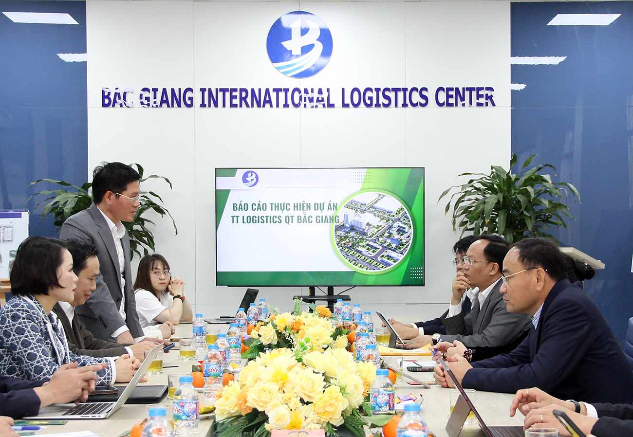 Representatives of the investor of the International Logistics Center report to Vice Chairman of Bac Ninh Provincial People's Committee Pham Van Thinh on the project implementation. Photo: Thao My