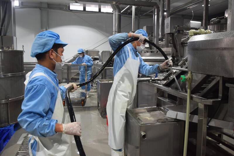 Workers of VFI Son La Food Processing Factory (Mai Son Industrial Park) in the first production shift of the new year. Photo: Truong Son