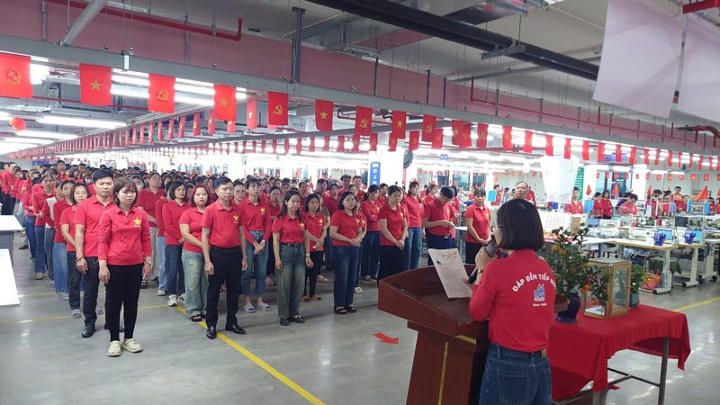 The flag salute ceremony at the beginning of spring is held solemnly, creating an atmosphere of production emulation for Thai Ha Garment Enterprise, Hung Yen province. Photo: Thai Ha Garment Enterprise