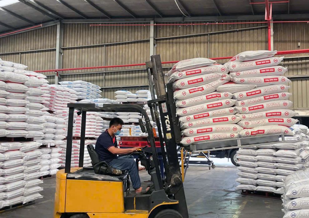 Doanh nghiệp chế biến thức ăn thủy sản cũng trở lại làm việc sau kỳ nghỉ Tết với khí thế hăng hái. Ảnh: Thanh Mai