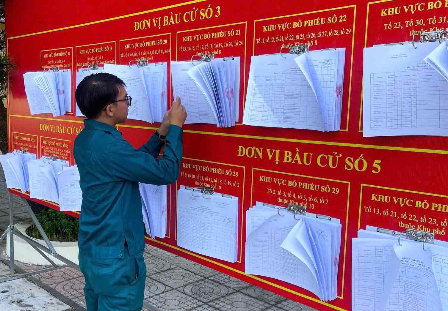 Phuoc Thang Ward (HCMC) lists voters at polling stations. Photo: Phuoc Thang Ward People's Committee