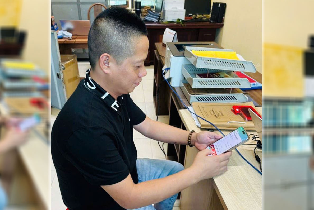 Mr. Luu Duc Dung returns the money to the mistaken transferor. Photo: Citizen of Thai Ninh commune