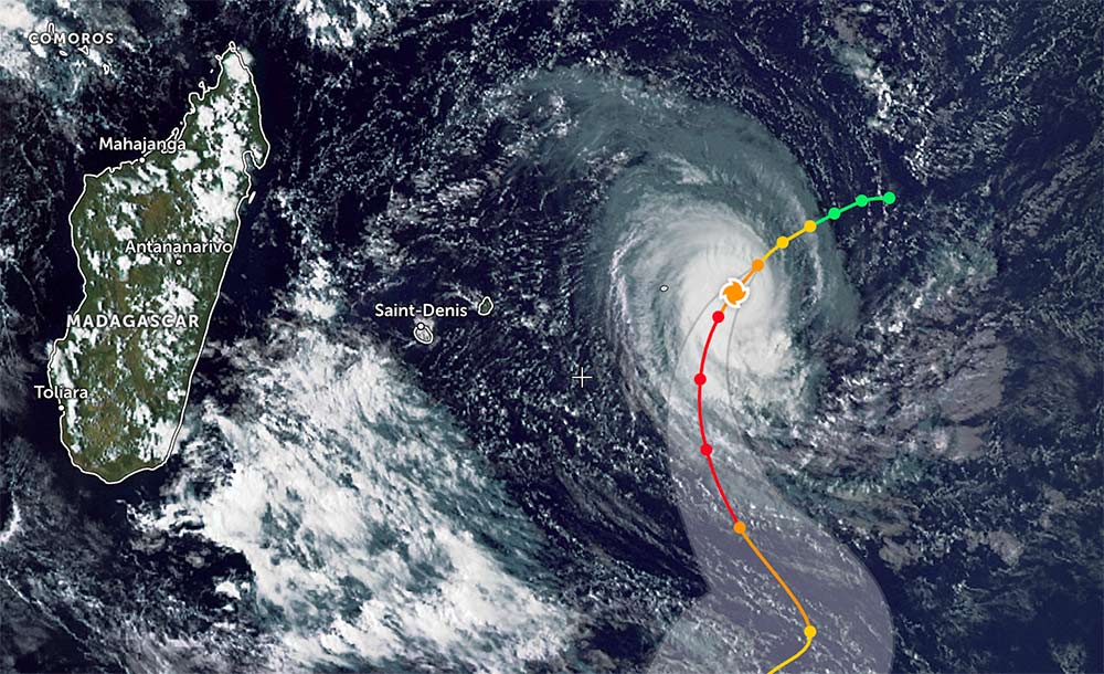 Depression officially becomes Hurricane Horacio, wind intensity increases rapidly off Mauritius, waves are more than 11 m high. Photo: European Space Agency