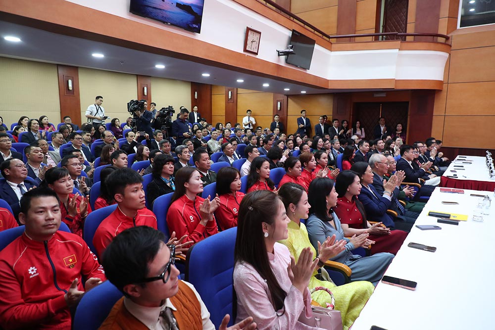 Các nhà văn hóa, trí thức, văn nghệ sĩ, nhà báo, phóng viên, vận động viên, huấn luyện viên, đại diện các doanh nghiệp văn hoá, du lịch, doanh nhân tiêu biểu trong lĩnh vực văn hóa, thể thao và du lịch tại buổi gặp mặt. Ảnh: Minh PT