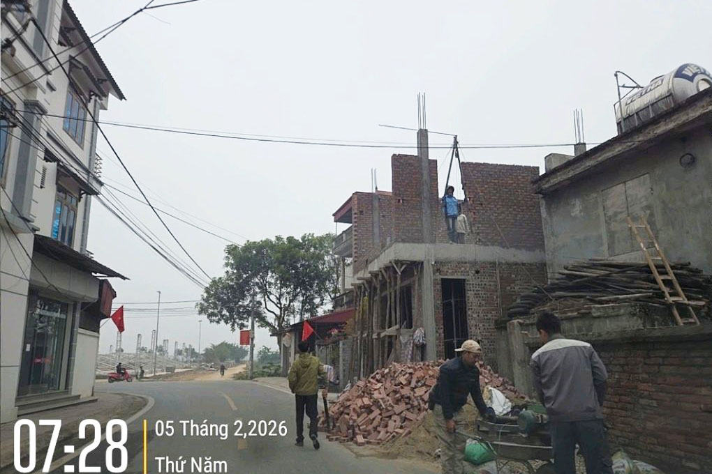 Mr. N.H. T is required to provide documents related to land and construction. Photo: iHanoi