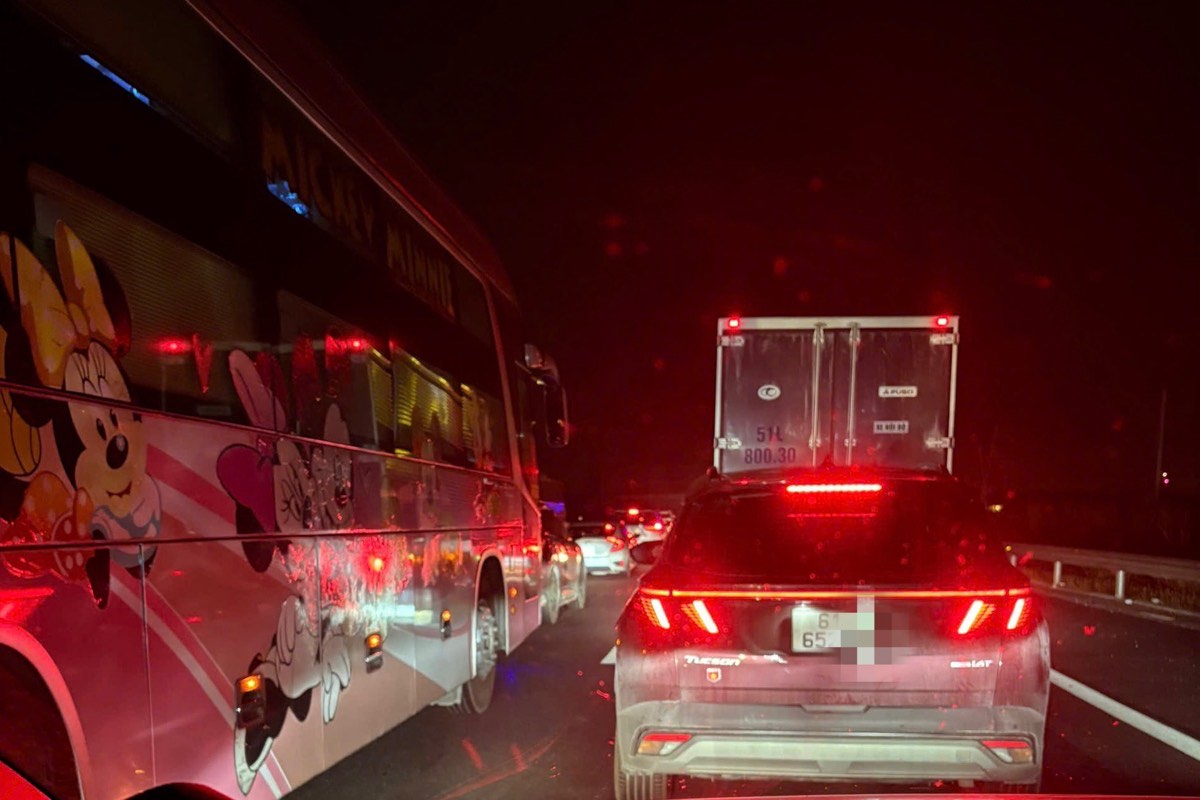 Các xe ùn ứ, xếp hàng dài trên cao tốc Phan Thiết - Dầu Giây. Ảnh: Phạm Duy 