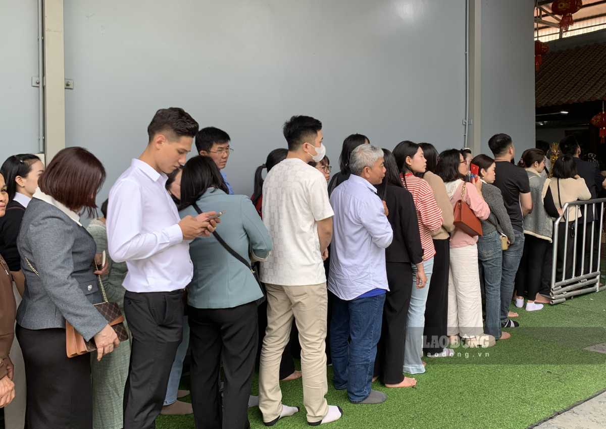 Người dân xếp hàng dài đợi vào chiêm bái 