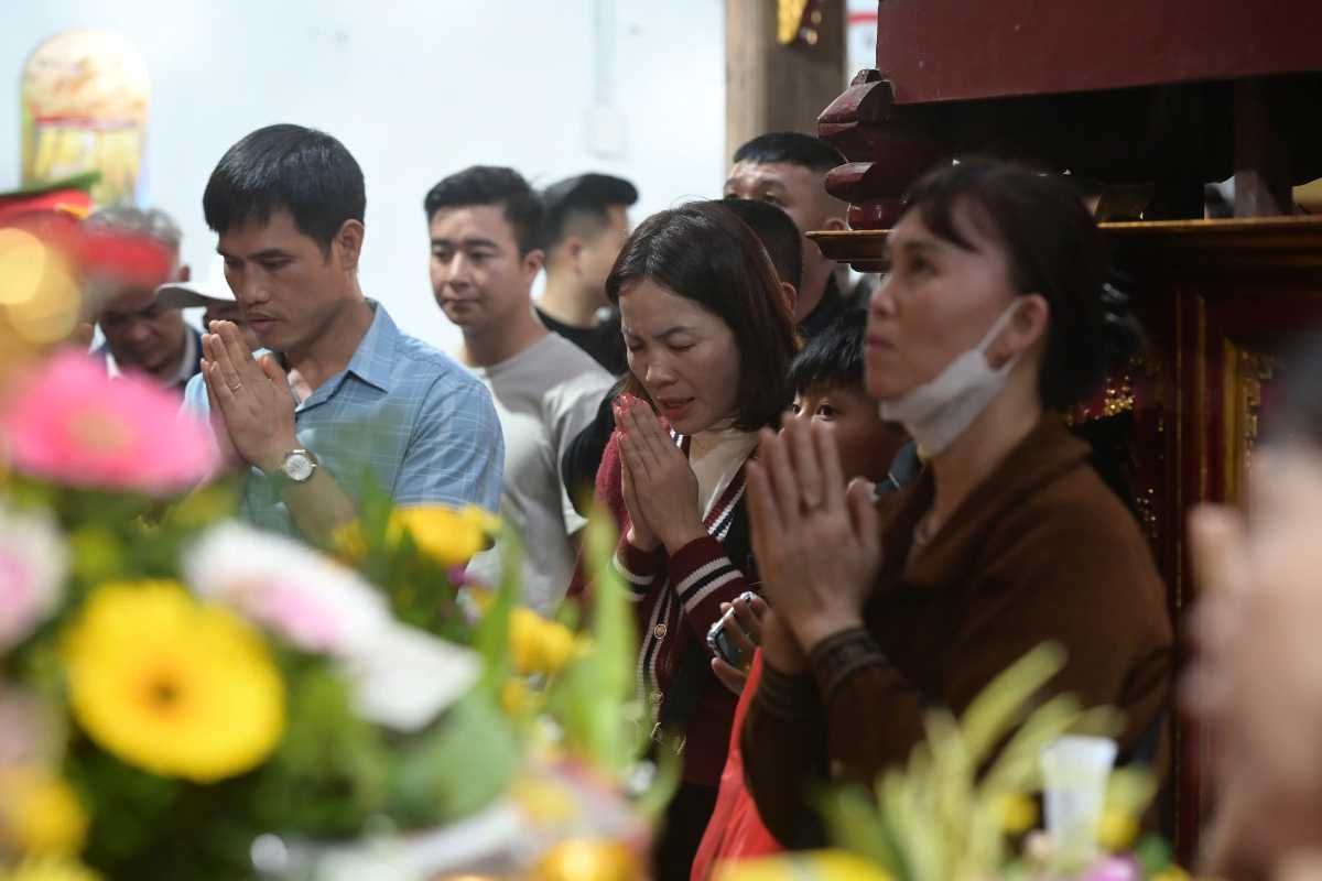 Du khách dâng lễ tại Phủ Chính Tiên Hương. Ảnh: Lương Hà