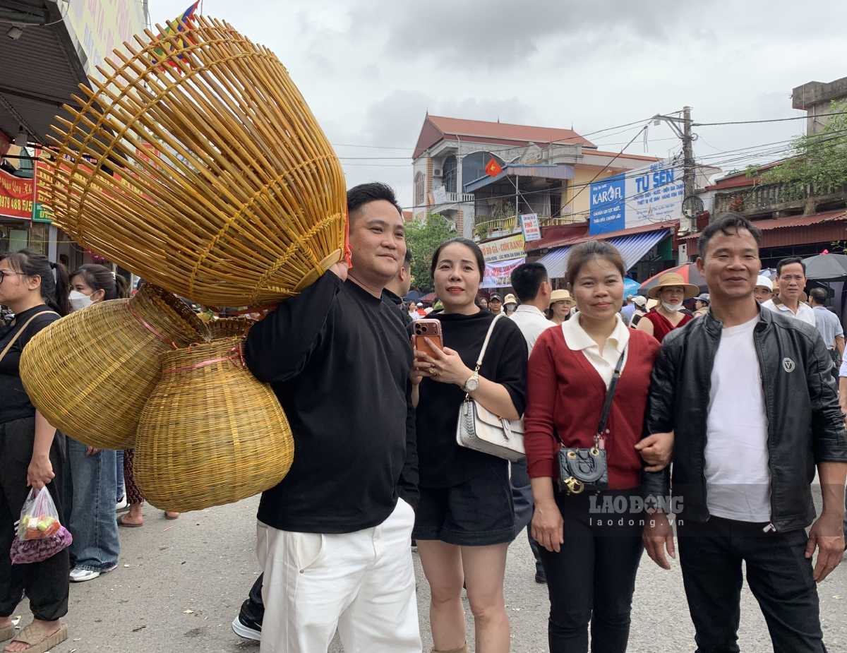 Người mua cây; người mua nơm, giỏ với quan niệm mua lấy may mắn ở chợ Viềng. Ảnh: Lương Hà