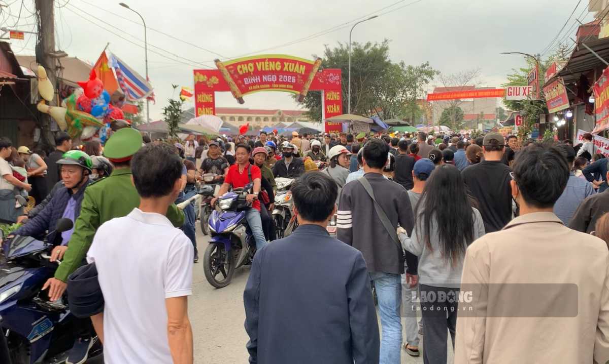 Dòng người đổ về chợ Viềng “mua may, bán rủi“. Ảnh: Lương Hà