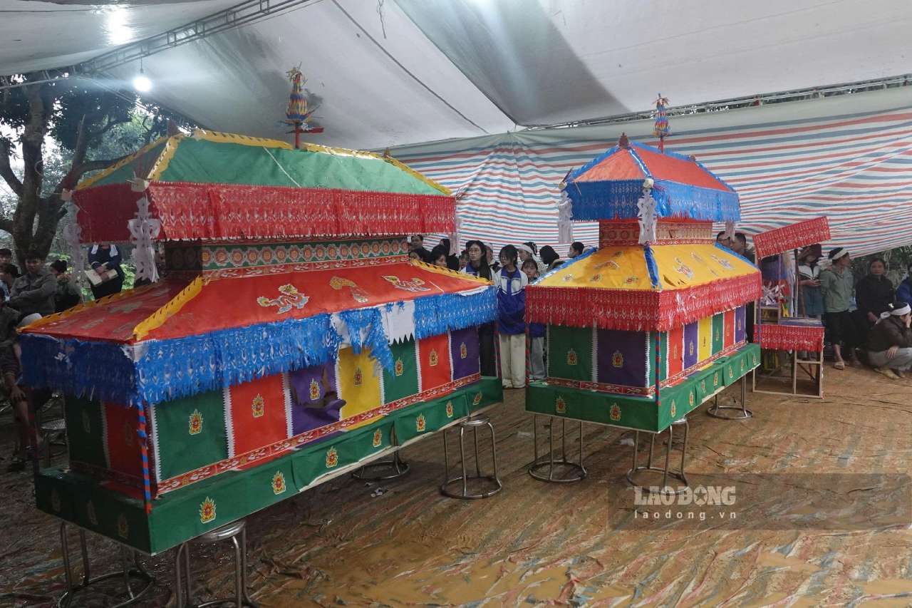 Bốn ngôi nhà sát nhau, cùng là họ hàng, anh em tổ chức đại tang cho 6 người thân mất sau vụ lật tàu trên hồ Thác Bà. Ảnh: Văn Đức