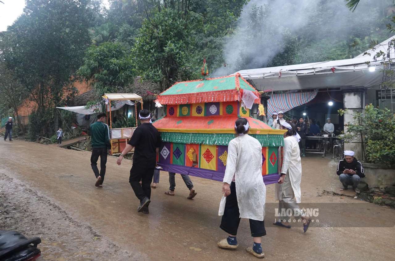 A mournful atmosphere surrounded the small hamlet, losing 6 relatives in the family at the same time. Photo: Van Duc