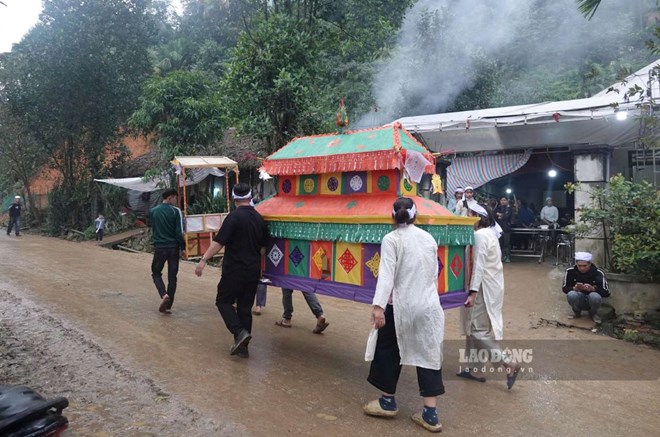 Vụ lật tàu hồ Thác Bà: Bốn ngôi nhà sát vách cùng phủ tang trắng