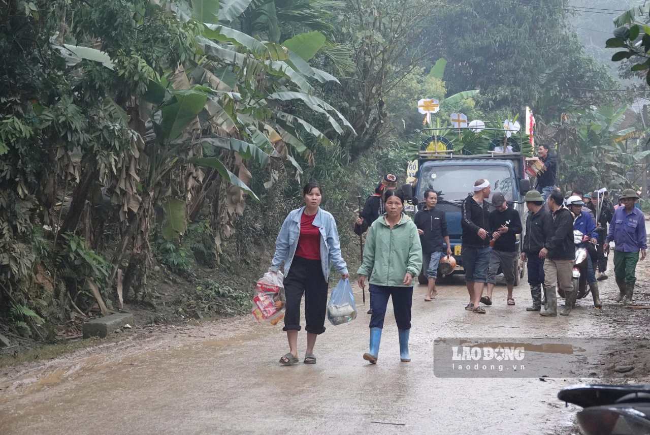 Những chiếc xe tang lần lượt cách nhau 30 phút đưa linh cữu các nạn nhân về nơi an nghỉ cuối cùng. Ảnh: Văn Đức