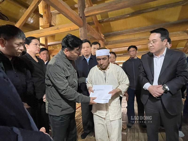 Phó Thủ tướng Chính phủ Trần Hồng Hà đến thăm hỏi, động viên gia đình các nạn nhân vụ lật tàu. Ảnh: Văn Đức