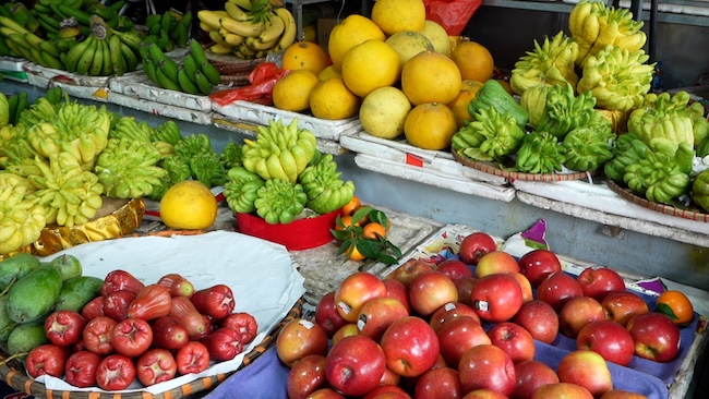 Fruit prices cool down after Tet, purchasing power at Hanoi market is still high