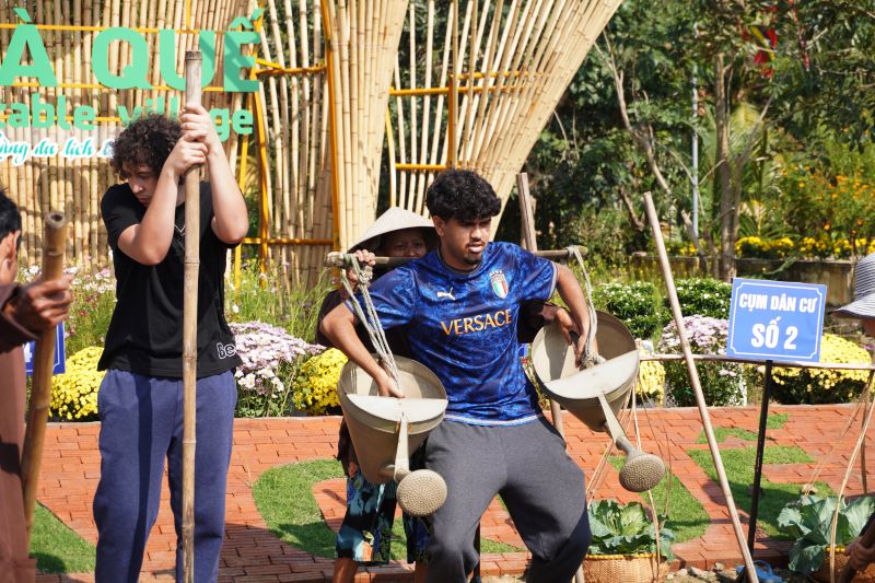 International tourists go down to the fields to become farmers at Tra Que Bridge Festival