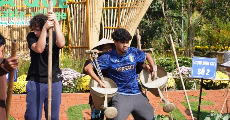 Du khách quốc tế trải nghiệm "một ngày làm nông" tại Lễ hội Trà Quế