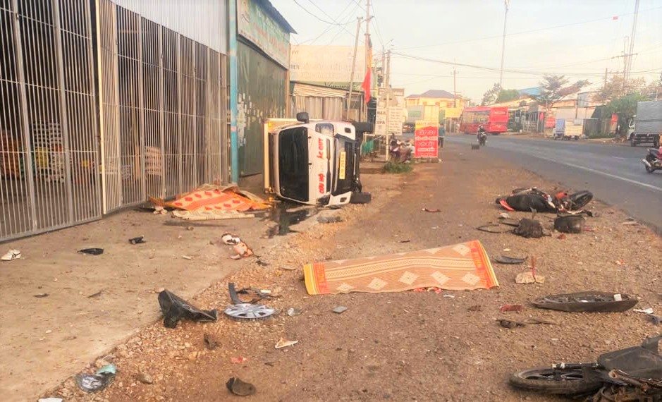 Hiện trường vụ tai nạn giao thông trên đường Hồ Chí Minh (xã Nhân Cơ) khiến 3 người tử vong. Ảnh: Hải Đường