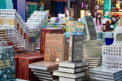Các ấn phẩm bán chạy được ghi nhận gồm: Việt Nam đẹp nhất có tên Bác Hồ (bản tiếng Anh); Tuổi thơ ở Đông Dương; Lịch sử Việt Nam bằng hình... Ảnh: Mai Anh. 