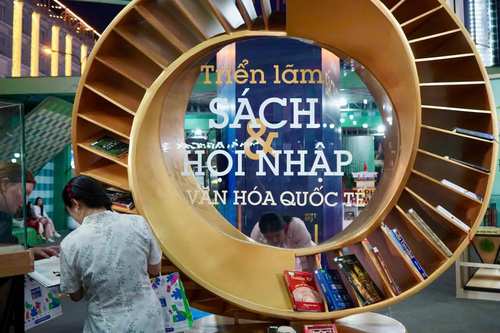 Không gian giao lưu sách quốc tế, sách quý thu hút nhiều độc giả. Ảnh: Mai Anh.
