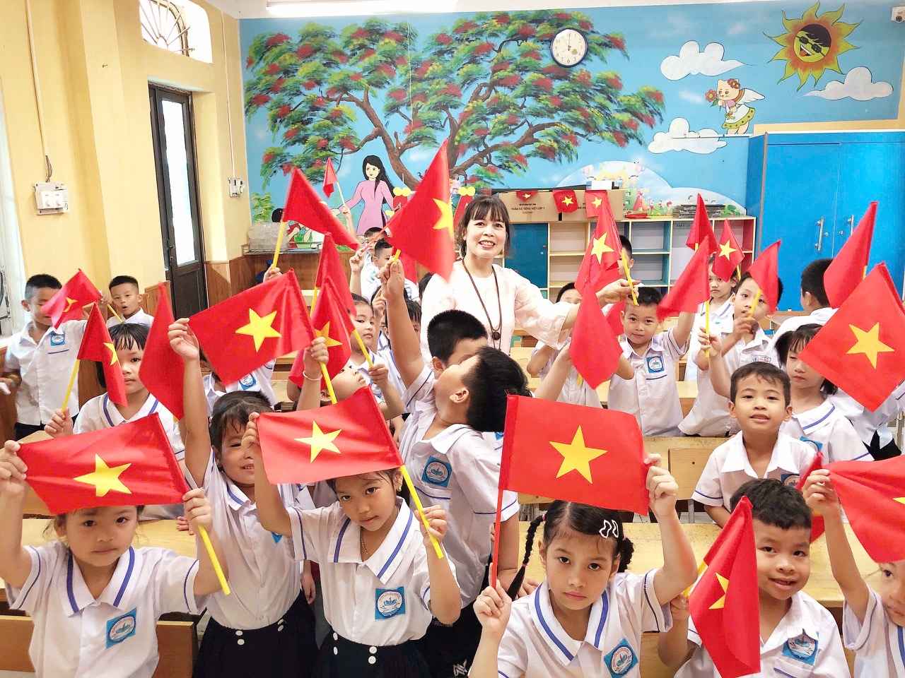 Teacher Bui Thi Dung silently nurtured kindness for more than 30 years. Photo: Character provided