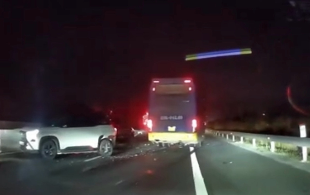 Thời điểm xe khách gây ra vụ tai nạn liên hoàn. Ảnh: Tấn Tàu