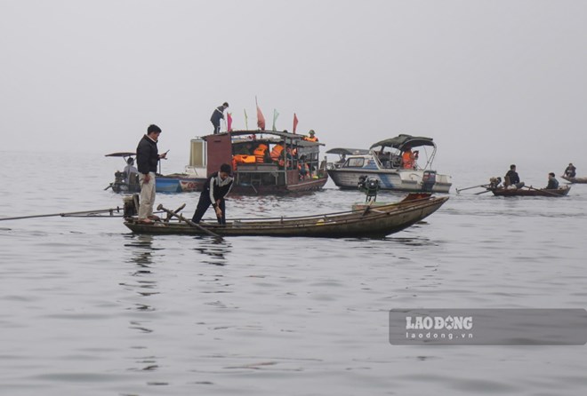 Các lực lượng nỗ lực tìm kiếm các nạn nhân trong vụ lật tàu trên hồ Thác Bà tối 21.2. Ảnh: Văn Đức 