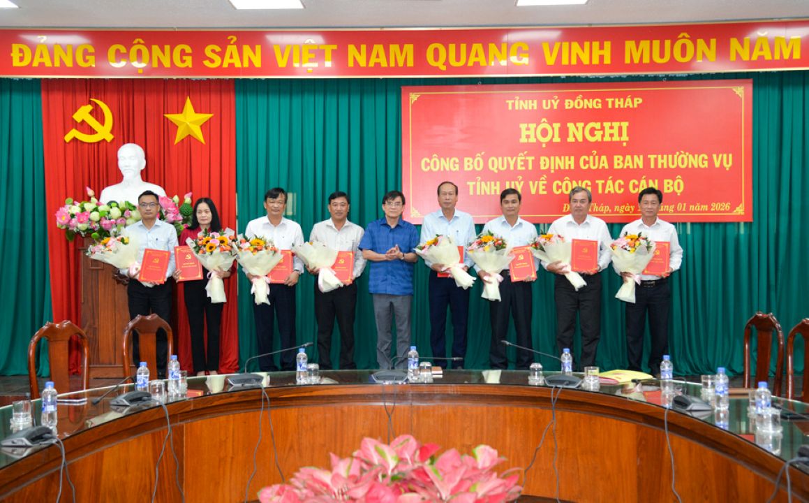 Dong Thap Provincial Party Committee awards decisions to arrange commune-level People's Committee Chairmen who are not local people. Photo: Dong Thap Provincial Electronic Information Portal