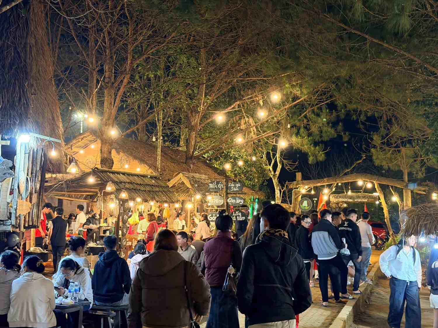 Quá tải dịch vụ cũng khiến chất lượng giảm, thái độ phục vụ không được tốt. Ảnh: Hà Nguyên